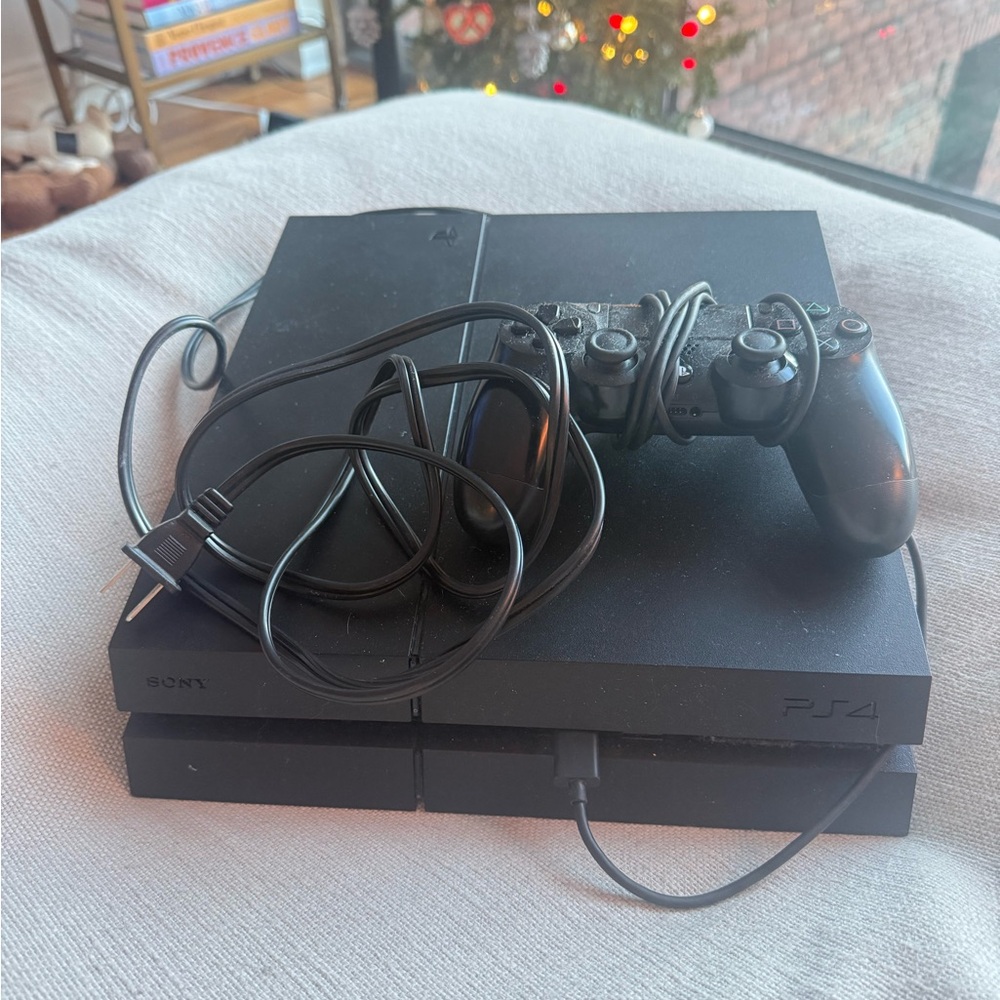 Sony PS4 Console with Controller + Chord - Picture 3 of 7
